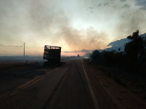 Motorista morre carbonizado em acidente entre carretas