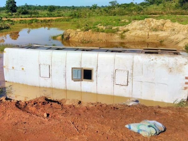 Ônibus com 20 universitários tomba em estrada e deixa duas mulheres gravemente feridas