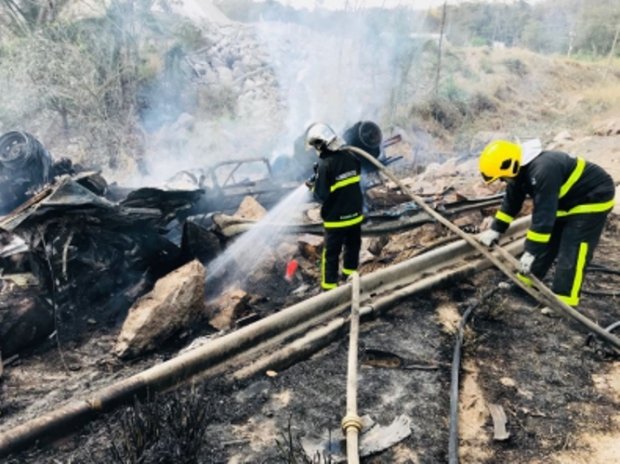 Carreta pega fogo após capotar em MT