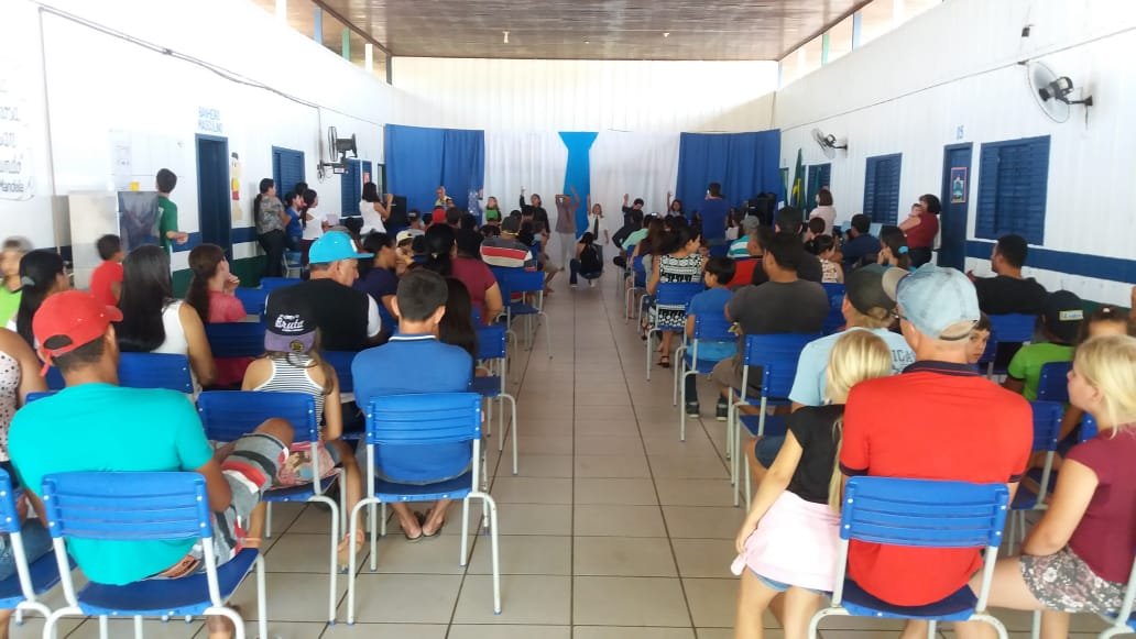 Escola Raquel de Queiroz em Colniza realiza homenagem aos pais
