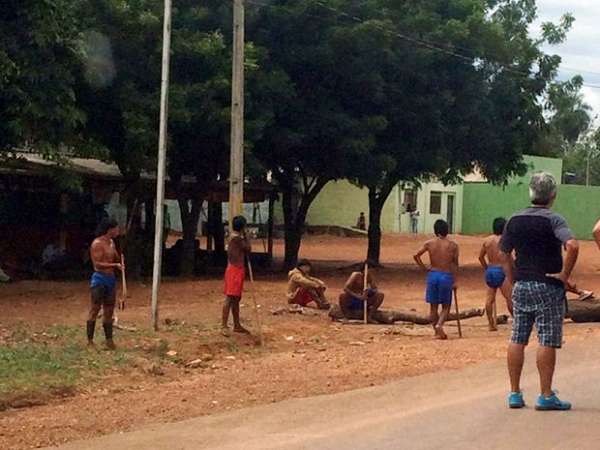 Índios presos durante caça são soltos e tribo libera rodovia em Mato Grosso