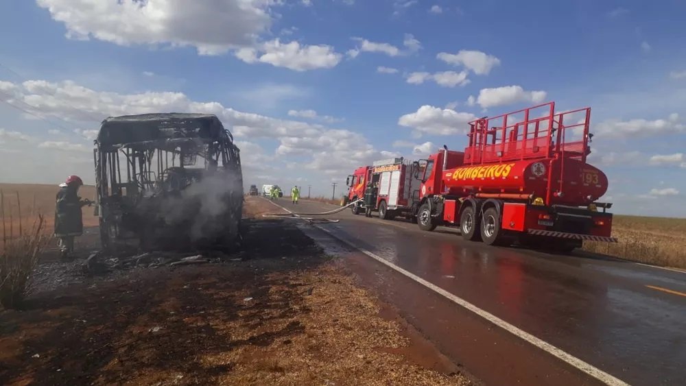 Ônibus escolar pega fogo e crianças conseguem fugir por rodovia em MT