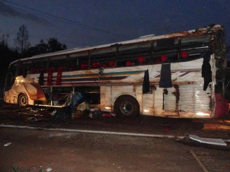 Acidente de ônibus deixa 8 mortos e 25 feridos no Paraná