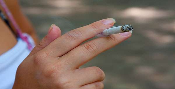 Largar cigarro de repente é mais fácil do que redução gradual, diz estudo