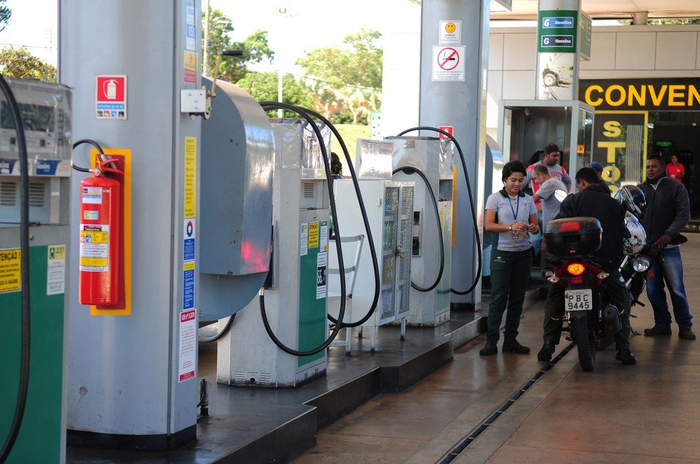 Petrobras reduz preço da gasolina em 8% nas refinarias; diesel cai 4%