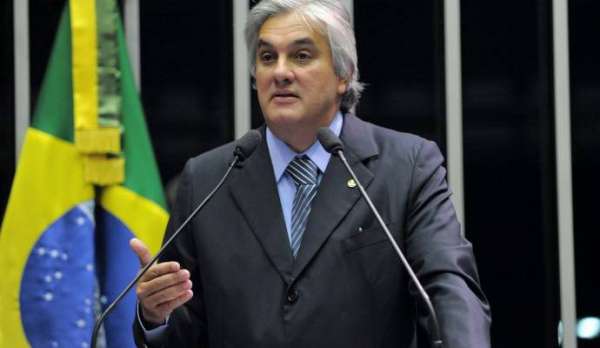Ministro do STF manda soltar senador Delcídio do Amaral