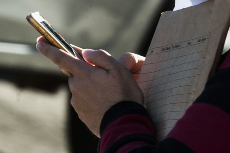 Tempo gasto com celular preocupa adolescentes e pais, mostra pesquisa