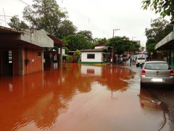 Após temporal, cheia do Rio Uruguai suspende travessia de balsa no RS