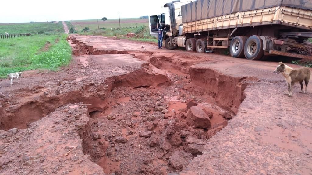 Chuvas causam destruição na rodovia estadual MT-322