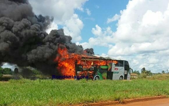 Fogo destrói ônibus da Eucatur na BR-364 em Rondônia