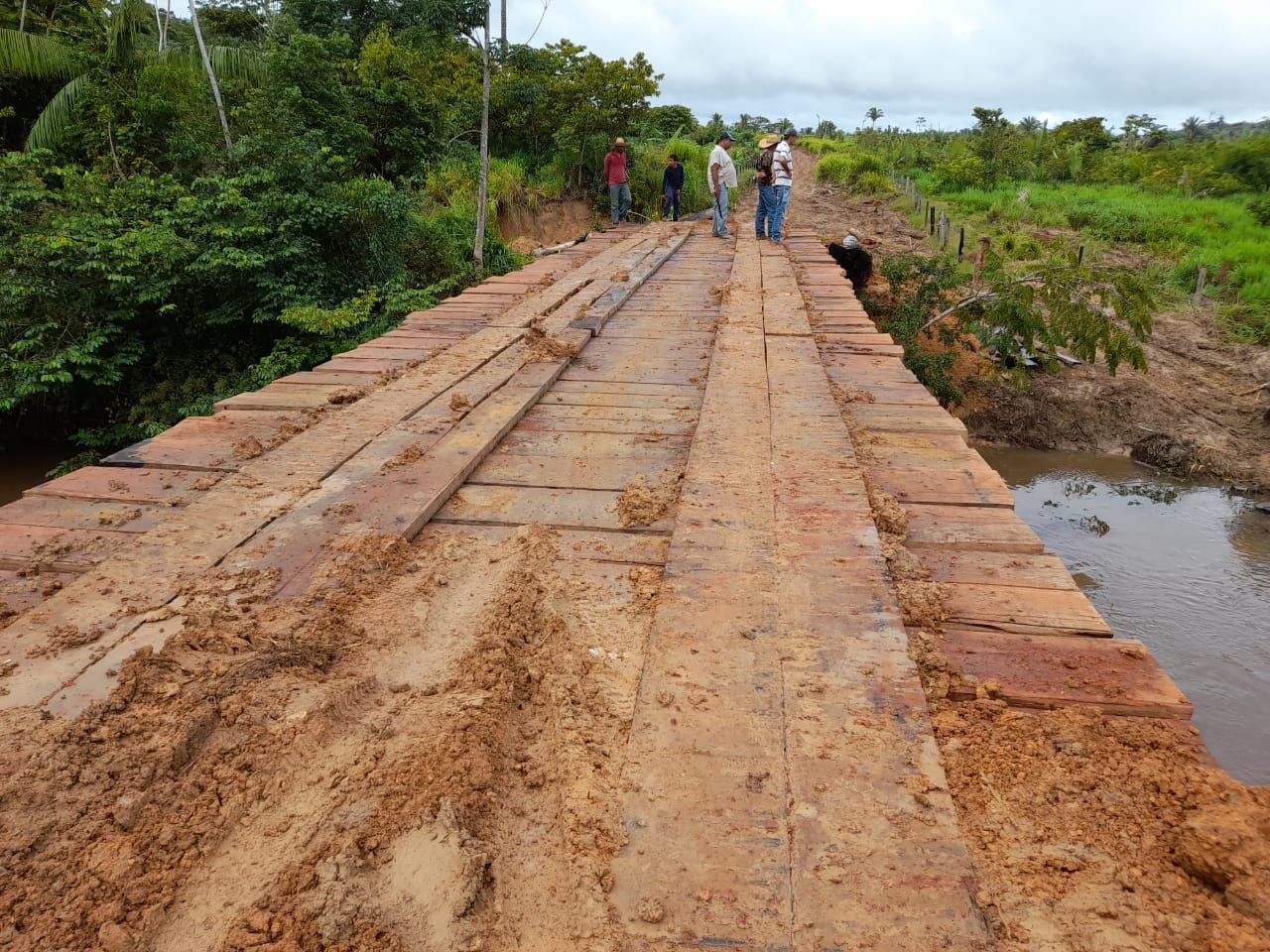 Apesar das chuvas Secretaria de Obras de Colniza segue com trabalho de manutenção nas estradas vicinais
