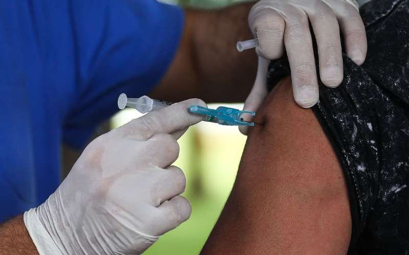Municípios de MT já podem imunizar pessoas maiores de 18 anos com vacina da bivalente