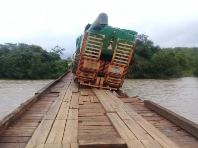 Carreta transportando máquina agrícola quase despenca em rio de MT