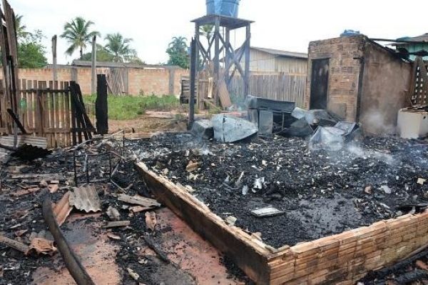 Residência é totalmente destruída pelo fogo em Aripuanã
