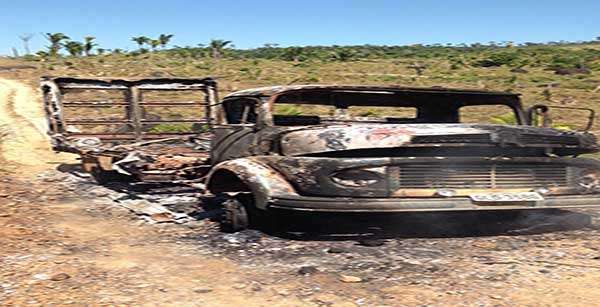 Caminhão usado no transporte de merenda escolar para zona rural tem carga roubada e veiculo incendiado em Colniza-MT