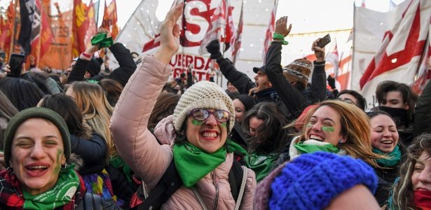 Câmara argentina aprova projeto que descriminaliza o aborto