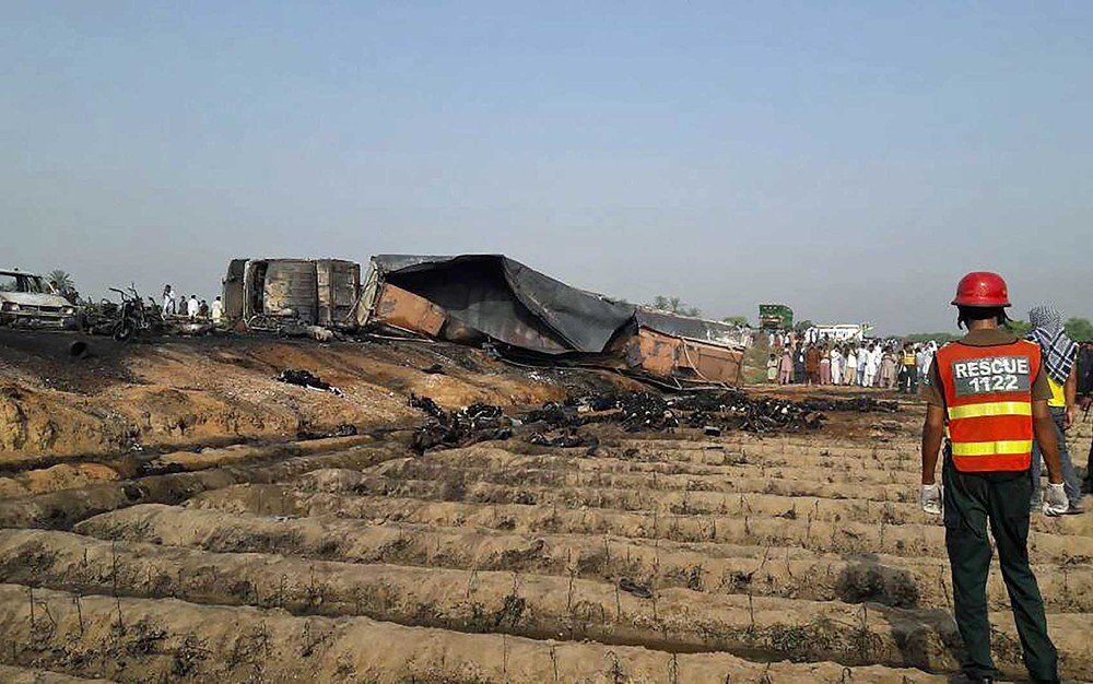 Explosão de caminhão-tanque mata mais de 140 pessoas no Paquistão