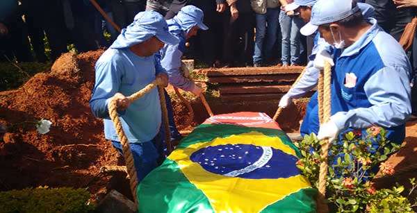 Corpo do cantor sertanejo Cristiano Araújo é enterrado em Goiânia