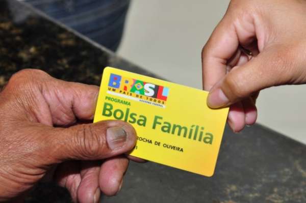 Governo interino paga Bolsa Família sem reajuste; Dilma critica decisão