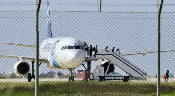 Sequestro de avião egípcio termina com prisão de passageiro