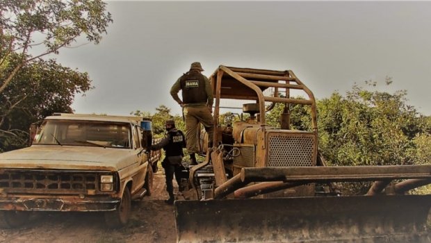 IBAMA e PM apreendem máquinas usadas em desmatamento ilegal