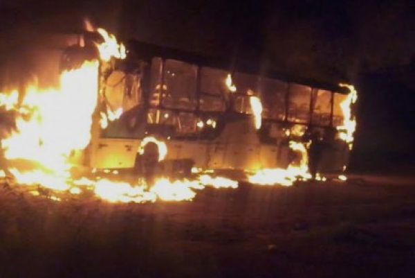 Vândalos incendeiam ônibus; ato seria contra reajuste de passagem
