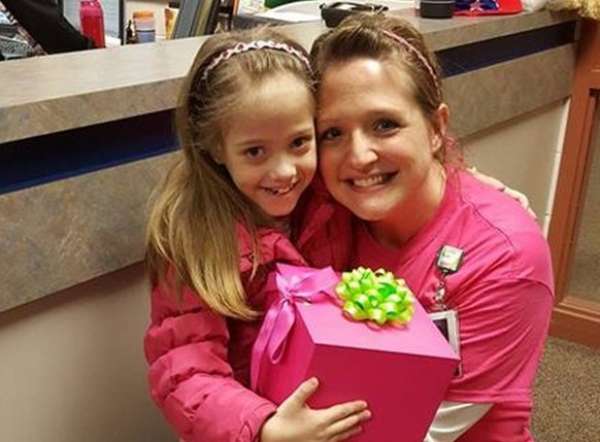 Professora doa órgão a aluna de 8 anos com doença renal grave