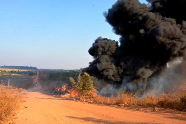 Motorista morre carbonizado após caminhão-tanque pegar fogo em Aripuanã