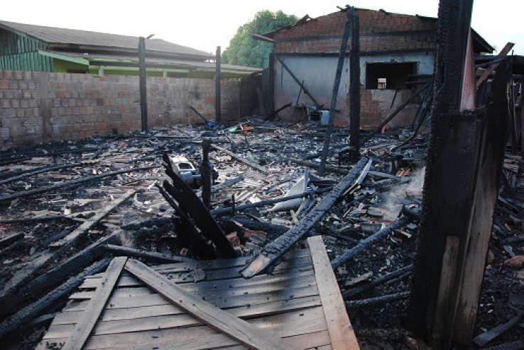 Incêndio destrói casa no Bairro Jardim Planalto em Aripuanã
