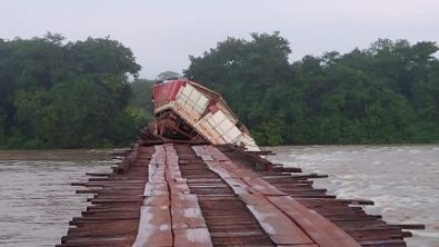 Ponte de madeira quebra e carreta cai em rio de MT