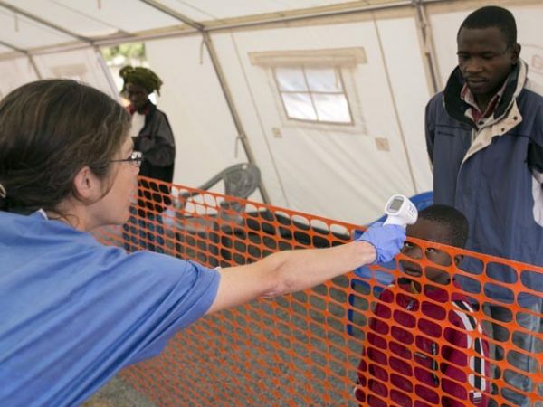 Médicos lutam para controlar surto de Ebola em distrito de Serra Leoa
