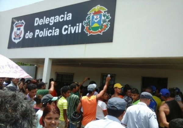 Polícia detém suspeito de cometer estupros, população ocupa frente de delegacia