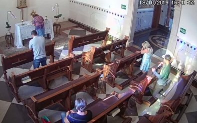 Homem entra em igreja, finge estar rezando e furta bolsa de fiel