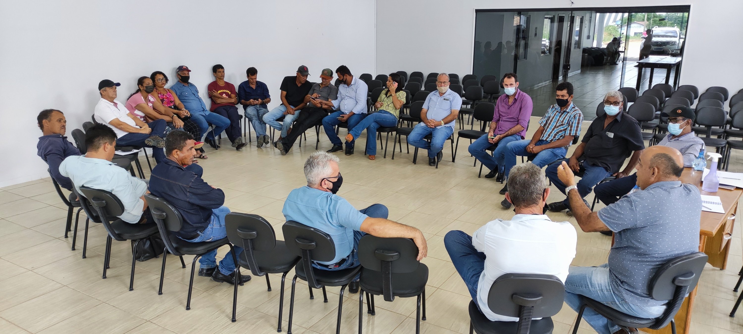 Vereadores e prefeito se reúnem com membros da Associação do Taquaruçu do Norte em Colniza