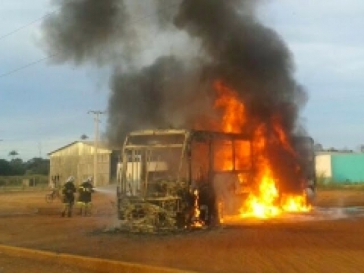 Ônibus de transporte escolar de Sinop fica destruído por incêndio