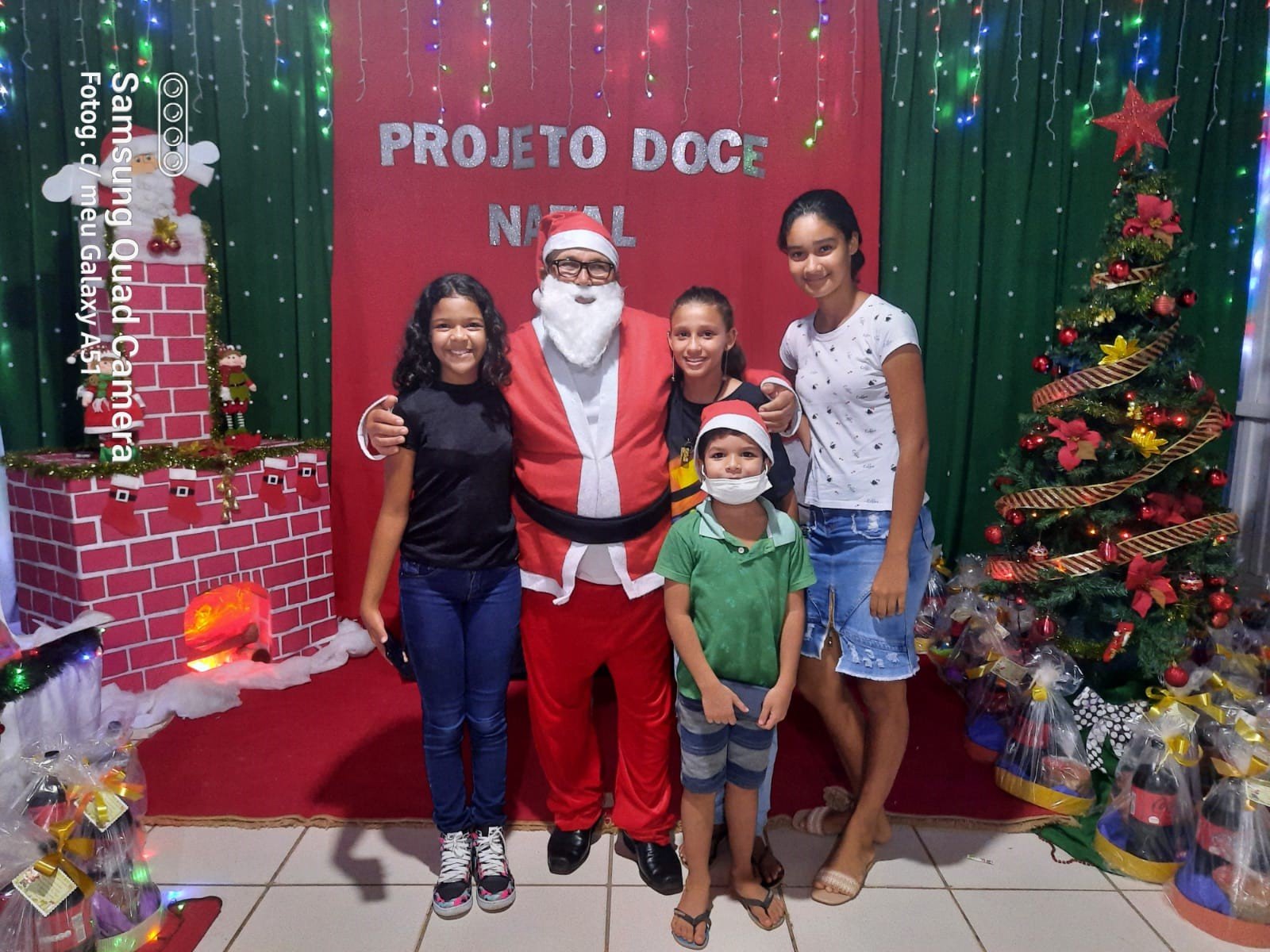 Escola Municipal Raquel de Queiroz em Colniza proporciona um doce Natal para seus alunos, com entrega de panetones e Coca Cola