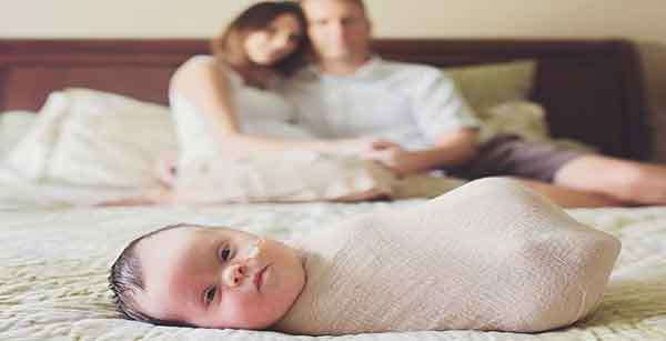 Pais sofrem ao lado de bebê com dias contados para morrer por tumor incurável no cérebro