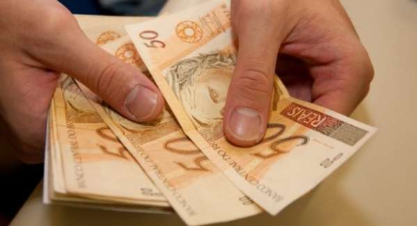 Temer assina decreto que reajusta salário mínimo para R$ 937 em 2017