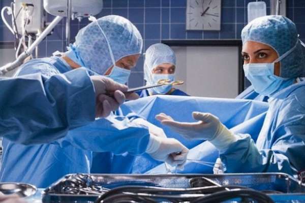 Médico esquece celular dentro de paciente após realizar parto e mulher percebe erro quando barriga começou a vibrar
