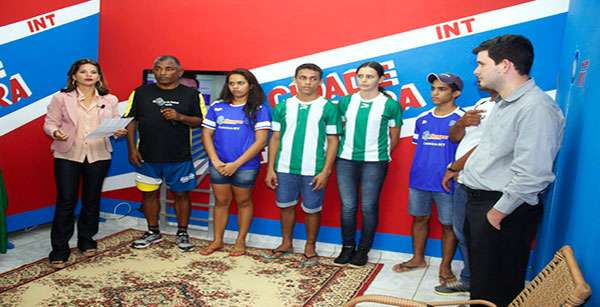 Sicredi em Colniza, realiza sorteios de brindes e doação de uniformes de Futsal e Vôlei a atletas
