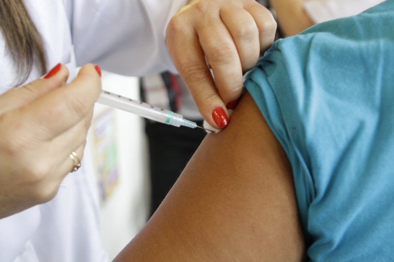 Dose padrão da vacina contra febre amarela é necessária para quem vai viajar