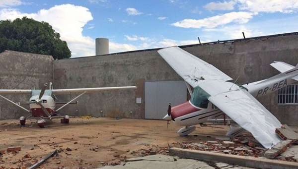 Tempestade de vento tomba avião e arranca cobertura de hangar