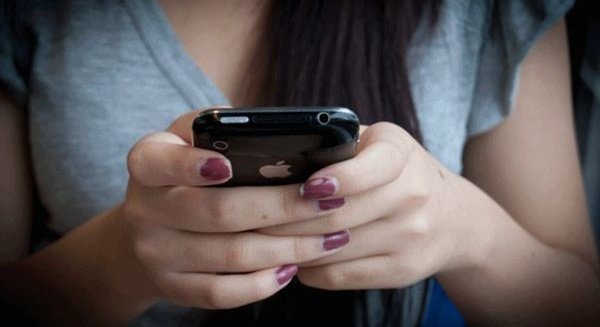 Menina de 12 anos marca encontro pelo whatsapp e acaba estuprada