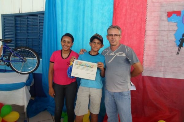 Escola Municipal Raquel de Queiroz, entrega premiação para alunos finalistas do Projeto de Soletração