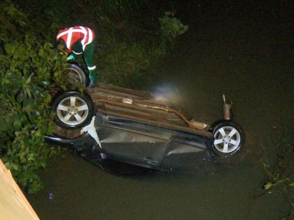 Mãe e dois filhos morrem após carro capotar e cair dentro de rio em MT