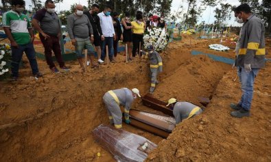 Filho morre de covid oito horas após a mãe