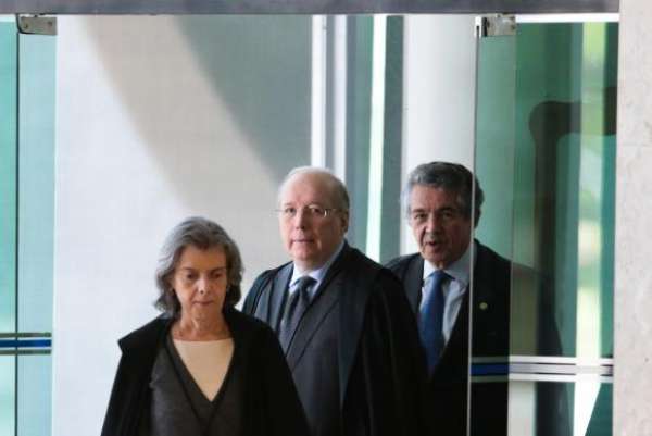 STF mantém Renan no Senado, mas o proíbe de assumir Presidência