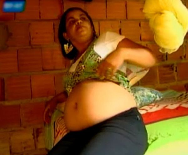 Mulher pede ajuda para descobrir por que barriga cresce e mexe sem ela estar grávida