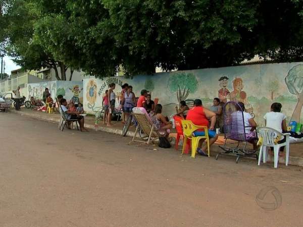 Pais acampam em escolas para conseguir vagas para filhos em MT