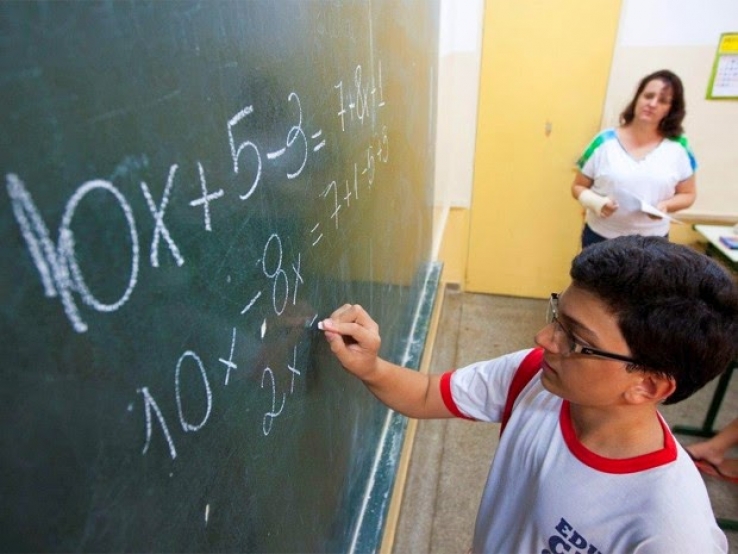 No Brasil, 8,5 milhões de alunos estão atrasados duas séries na escola